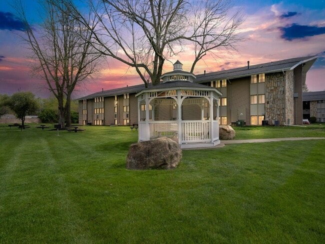 Gazebo- Property View - Stone Lodge