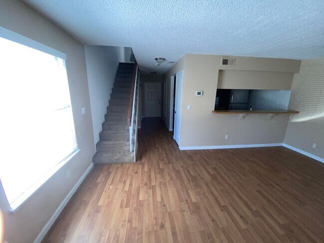 Building Photo - Great 2 Bed 1.5 Bath Condo Near Downtown S...