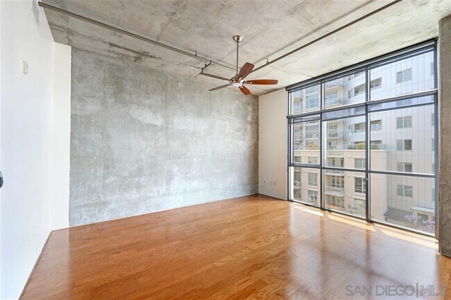 Building Photo - 527 Tenth Ave