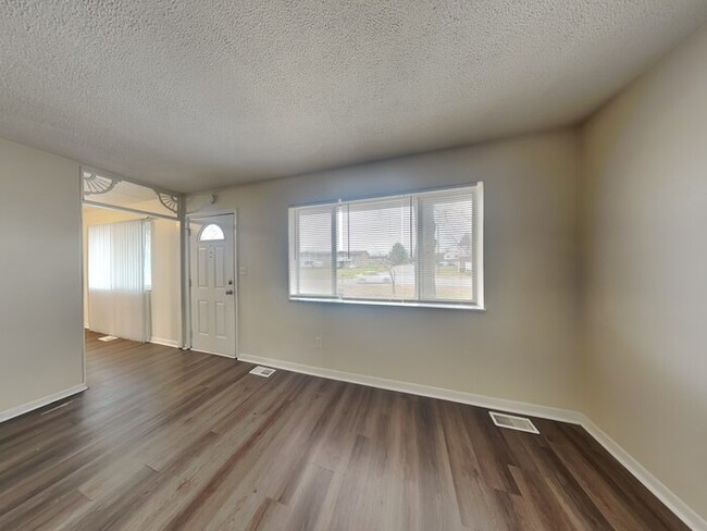 Foto del edificio - Lovely 4 bed 1.5 bath ranch!
