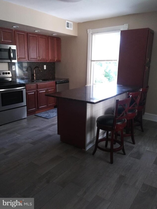 1006 Maple Ave, Sharon Hill, PA 19079 Room for Rent in Sharon Hill