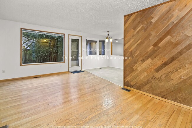 Foto del edificio - Ranch Style Home on Quiet Lake Grove Cul-d...