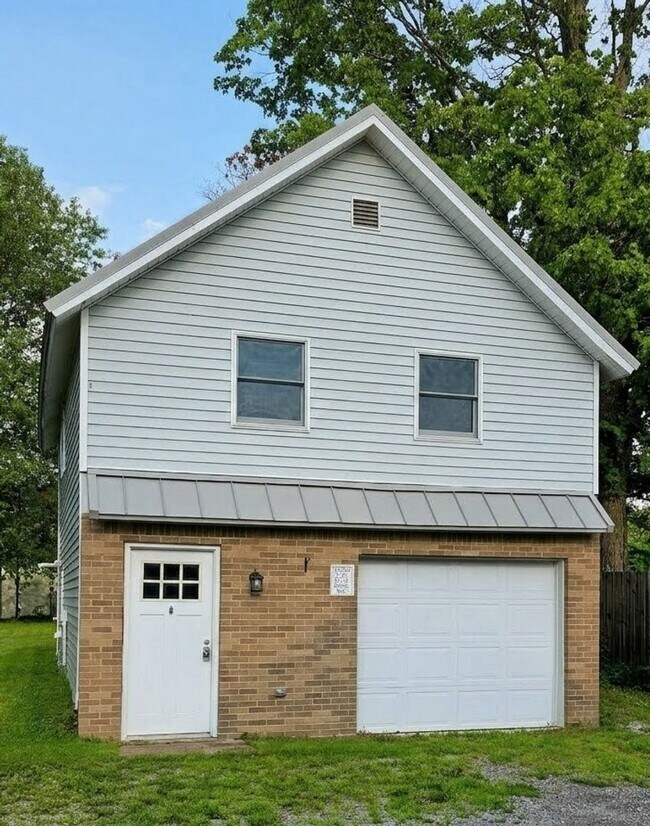 Foto del edificio - Excellent Updated One-Bedroom Apartment in West Valley – Private Deck and Laundry!