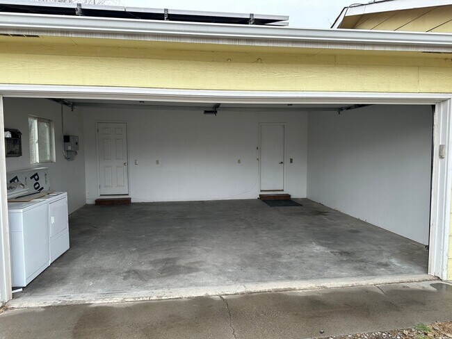 Building Photo - 3 bed 1 3/4 Bath 2 car garage