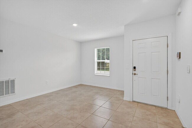 Building Photo - 657 NE Horizon Ln