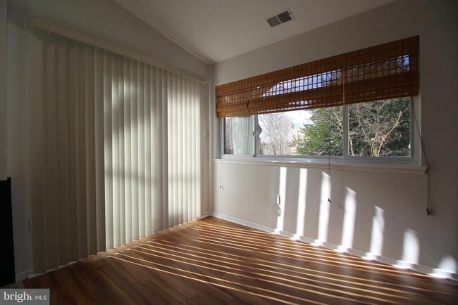 Foto del edificio - 1956 Villaridge Dr