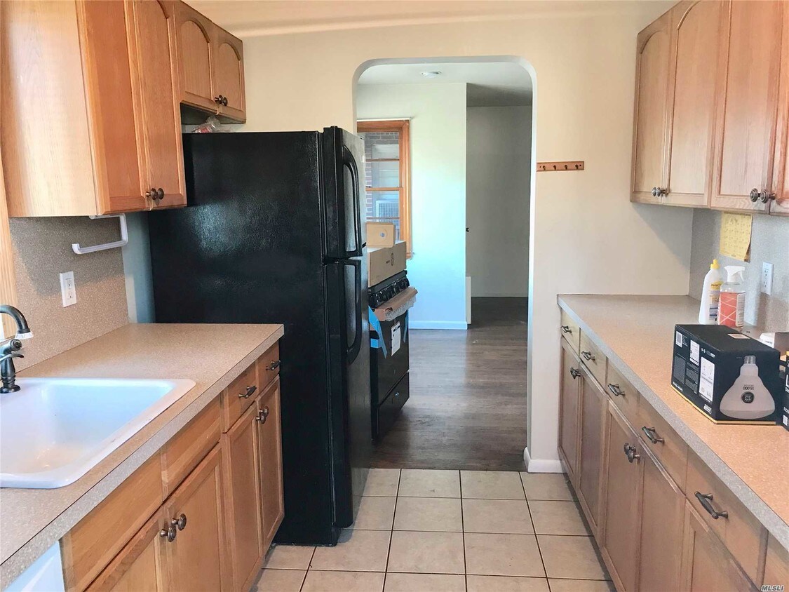Building Photo - 593 Greenlawn Terrace