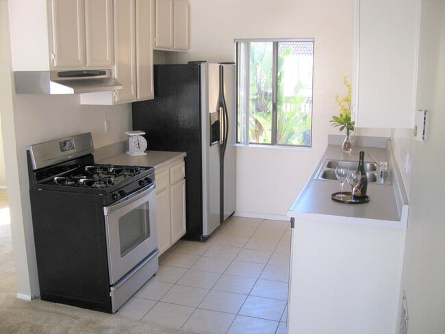 Building Photo - Spacious Upstairs Unit in Convenient Location!