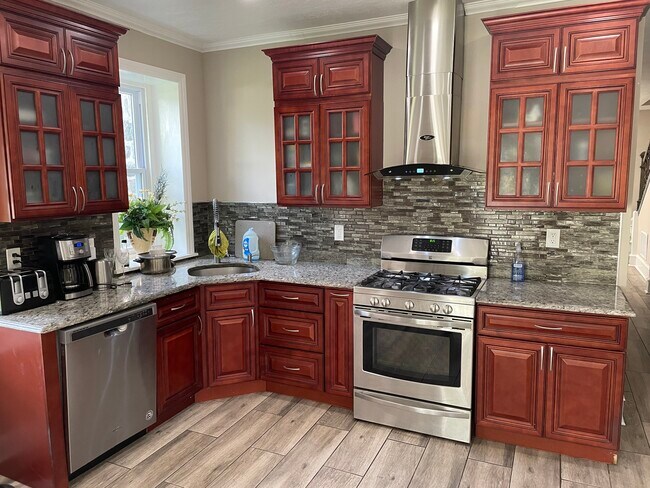 Shared kitchen - 16 Elliott Ave