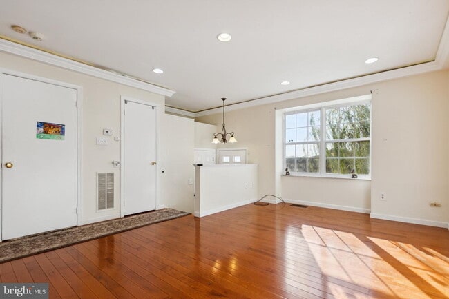 Photo - Amazing Opportunity to RENT This beautiful updated 3 levels TH. 3 beds and 3 .5 baths. Apartment