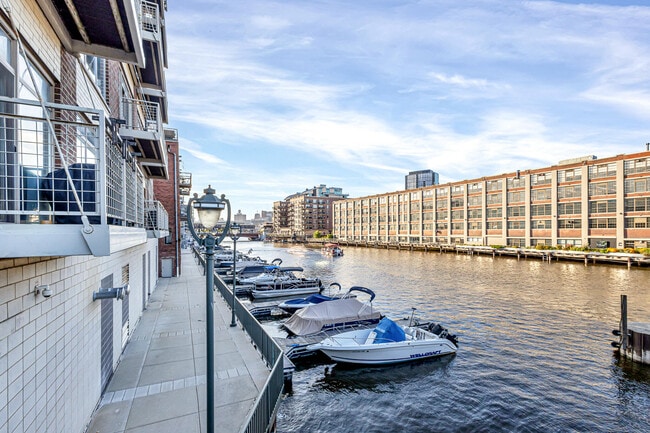 Foto del edificio - 200 S Water St