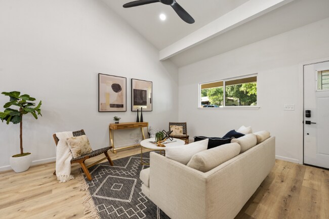 Foto del edificio - 8237 Cabin Springs Ave