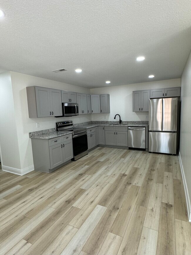 Foto del edificio - 857 Elmdale Rd