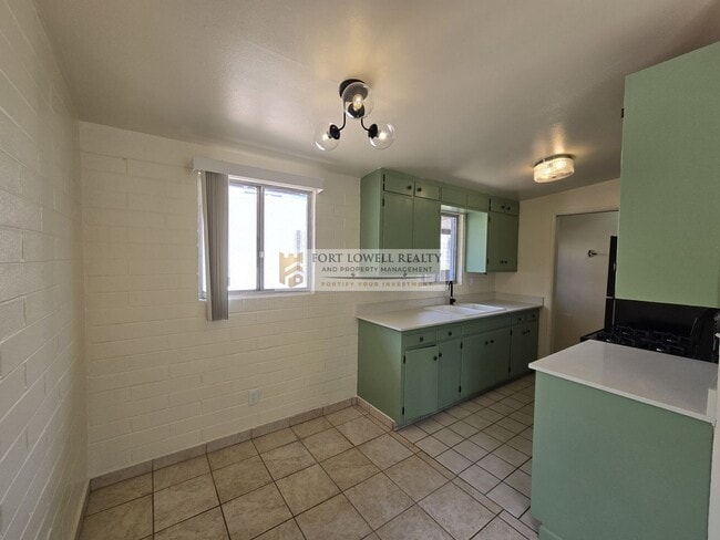 Building Photo - 2640-2642 N Santa Rita Ave