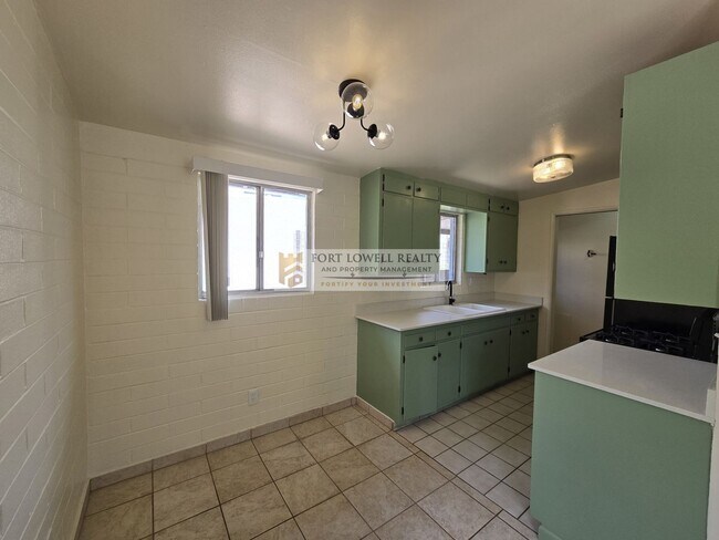 Foto del edificio - 2640-2642 N Santa Rita Ave