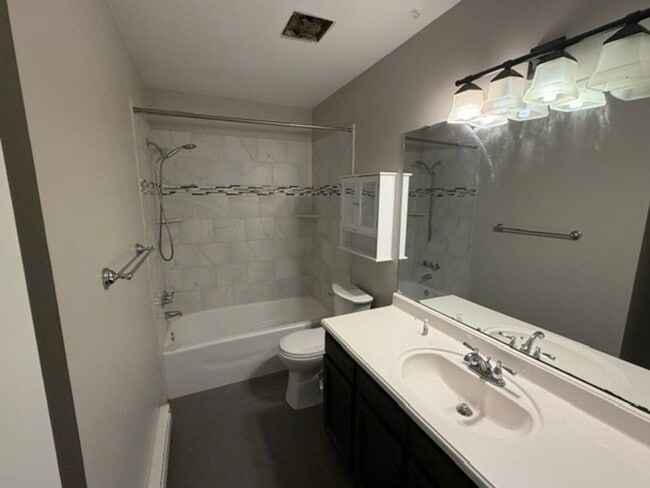 Building Photo - Mid Town 4 Bedroom!