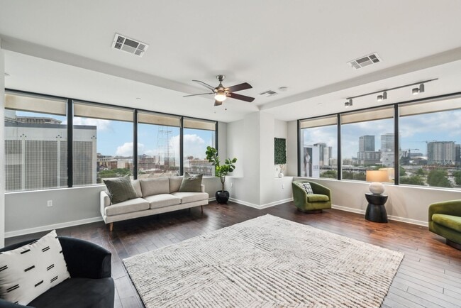 Building Photo - Remi Downtown