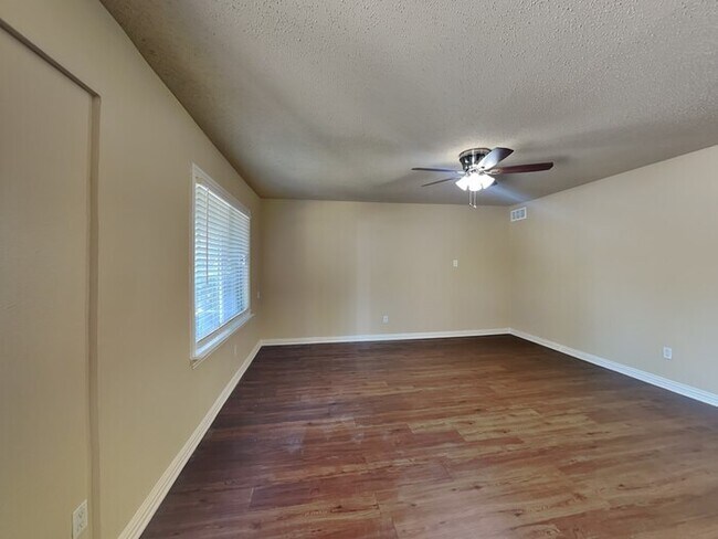 Building Photo - Simply Adorable 3/2 Home!