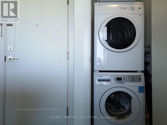 Building Photo - 50 Charles St E