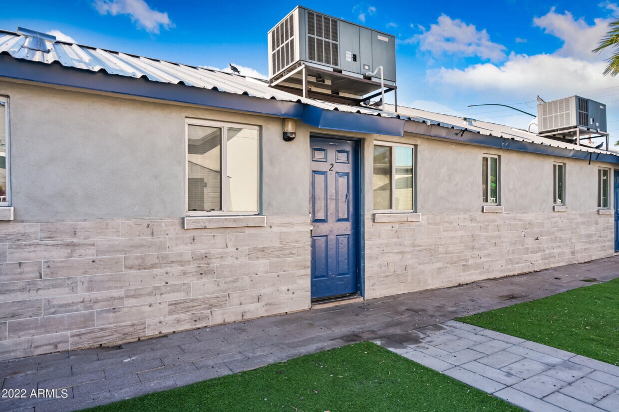 Foto principal - 1860 W Glenrosa Ave
