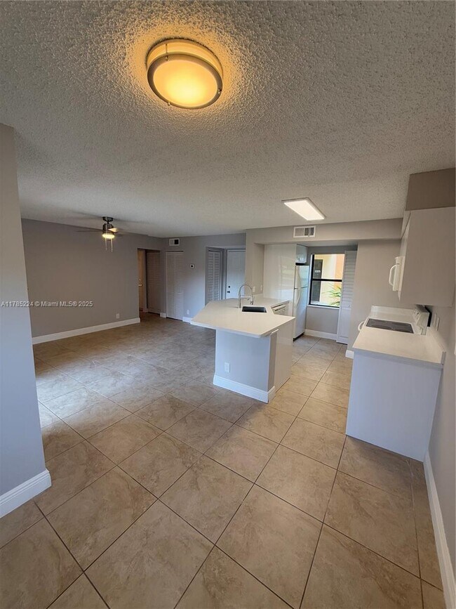 Building Photo - 9999 Summerbreeze Dr