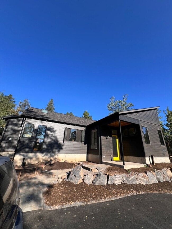 Building Photo - 2111 NW Awbrey Rd