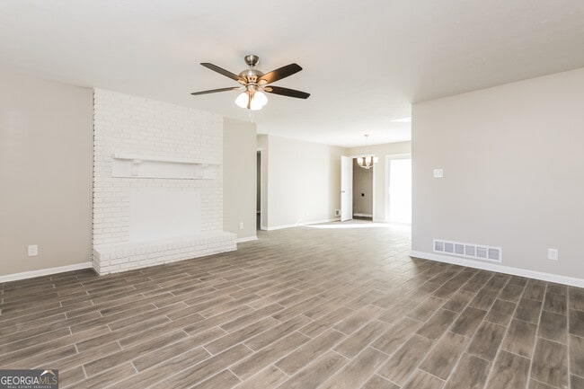 Building Photo - 219 Deerfield Dr