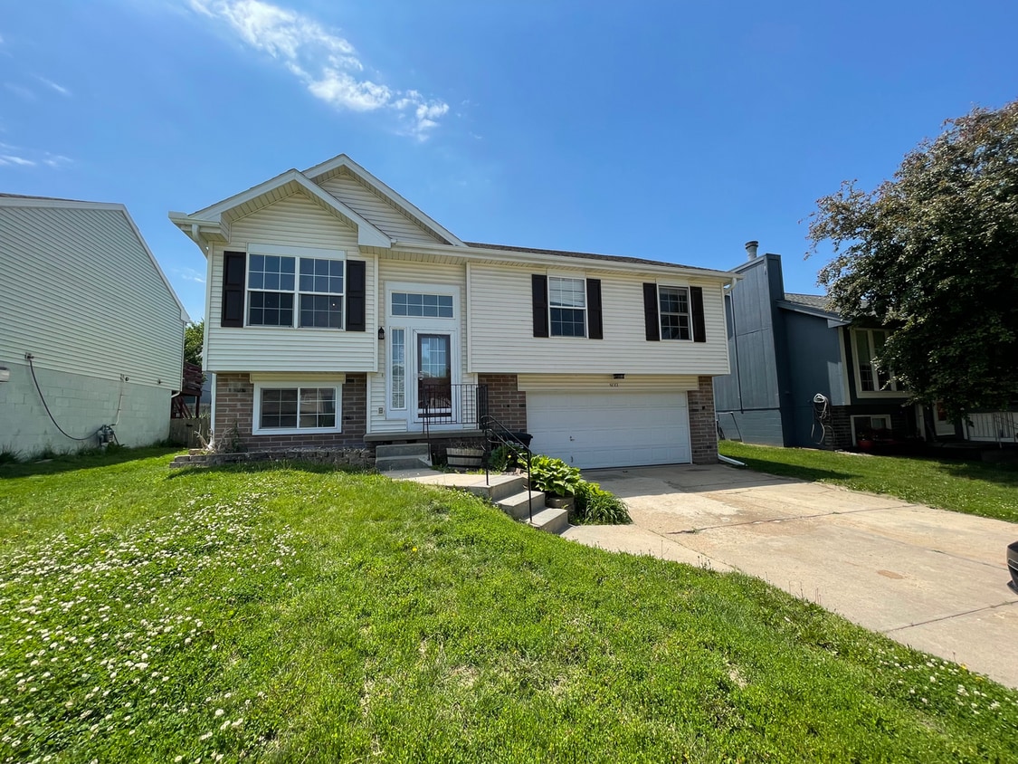 Photo - 8013 Newport Ave – 3 Bed/2 Bath Single-Family Home | Finished Basement, Fireplace, Fenced Yard