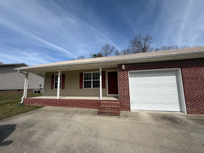 Foto del edificio - Well Maintained 2 Bedroom 2 Bath Duplex with Garage