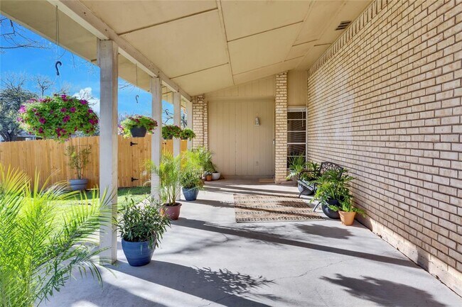 Building Photo - 6710 Stonleigh Pl