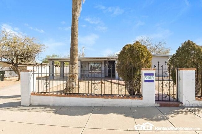 Building Photo - Recently updated 3 Bed, 2 Bath home in Tucson