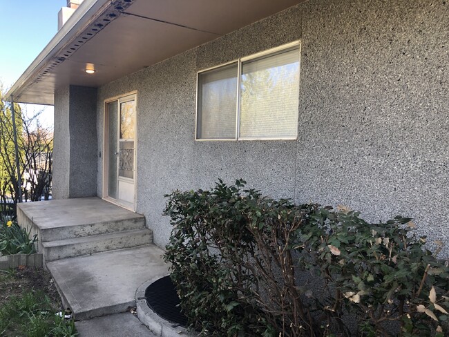 Building Photo - 645 SW James Pl