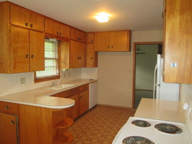 Building Photo - Spacious Single Family Home!