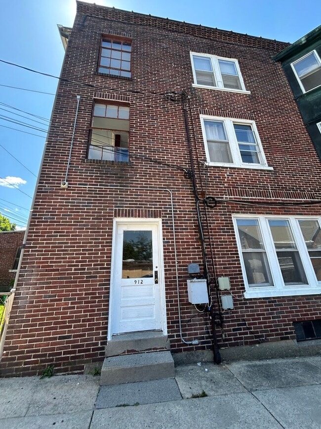 Building Photo - 912 S 7th St