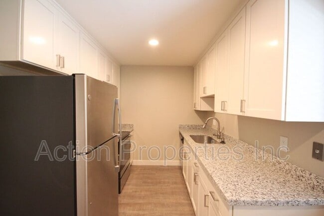 Building Photo - 685 Foxtail Dr