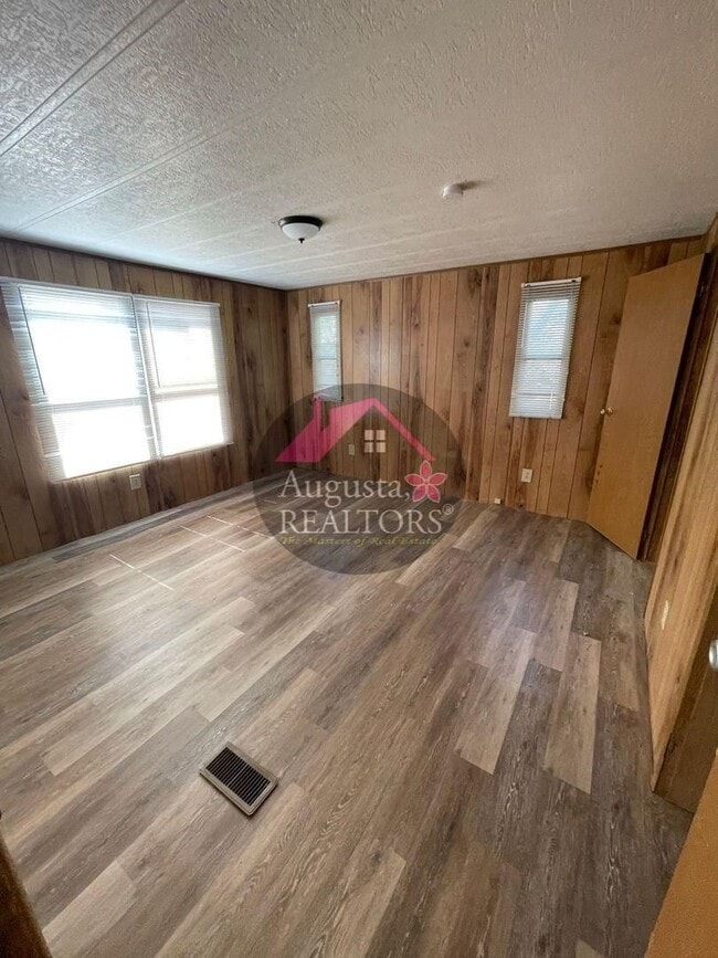 Building Photo - Spacious 3 bedroom home in Merkel!