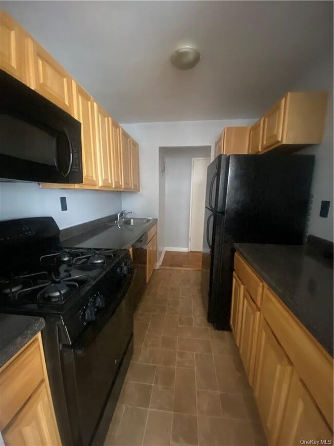 Building Photo - 4 Sadore Ln