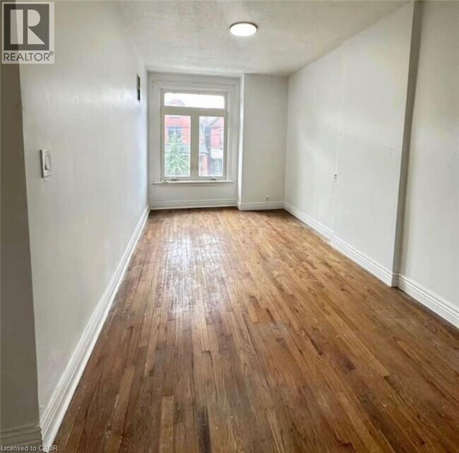 Building Photo - 216 John St N