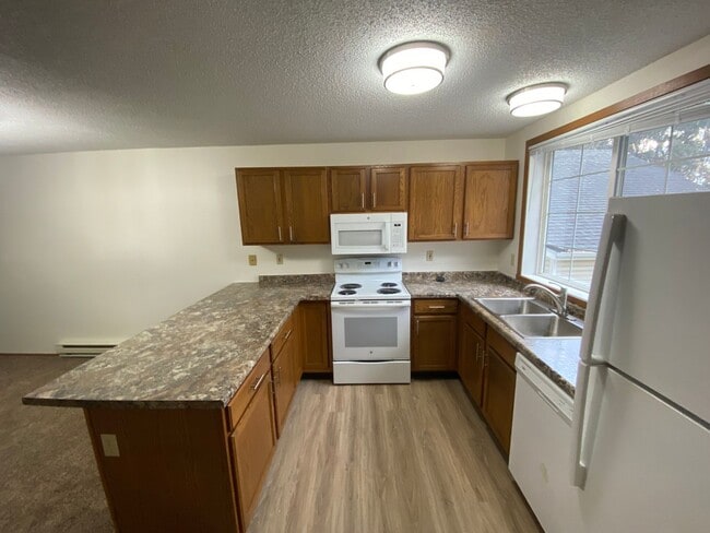 Building Photo - 3-Bed, 2-Bath Townhome - 2 Months Free on a 12-Month Lease!