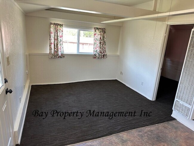 Building Photo - Small cottage in Prunedale
