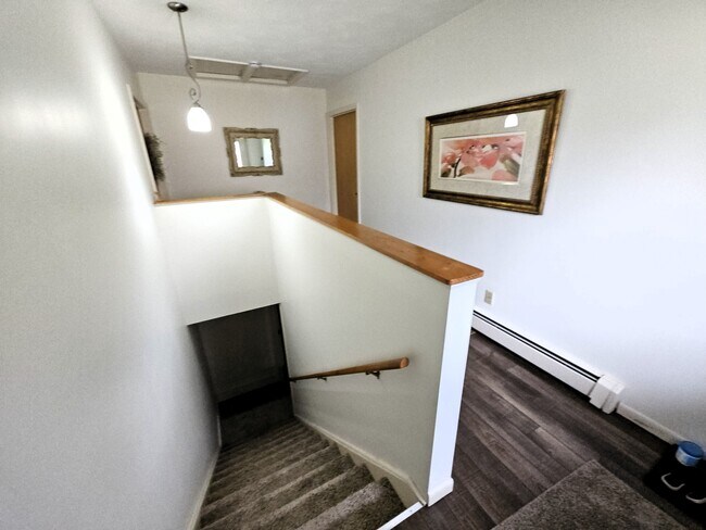 Entrada compartida y acceso al sótano - 149 Eastland Dr