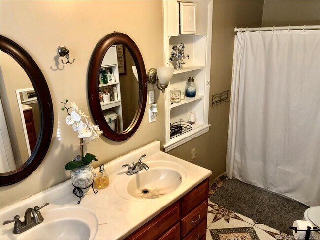 Foto del edificio - 80 Maple Ave