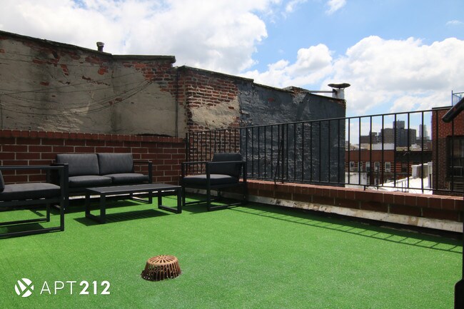 Building Photo - 228 E 10th St