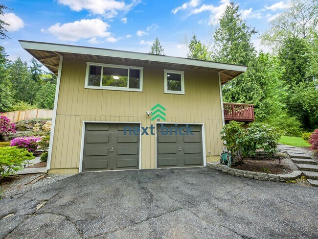Building Photo - 3 bed + den and 3 Baths Private Single-fam...