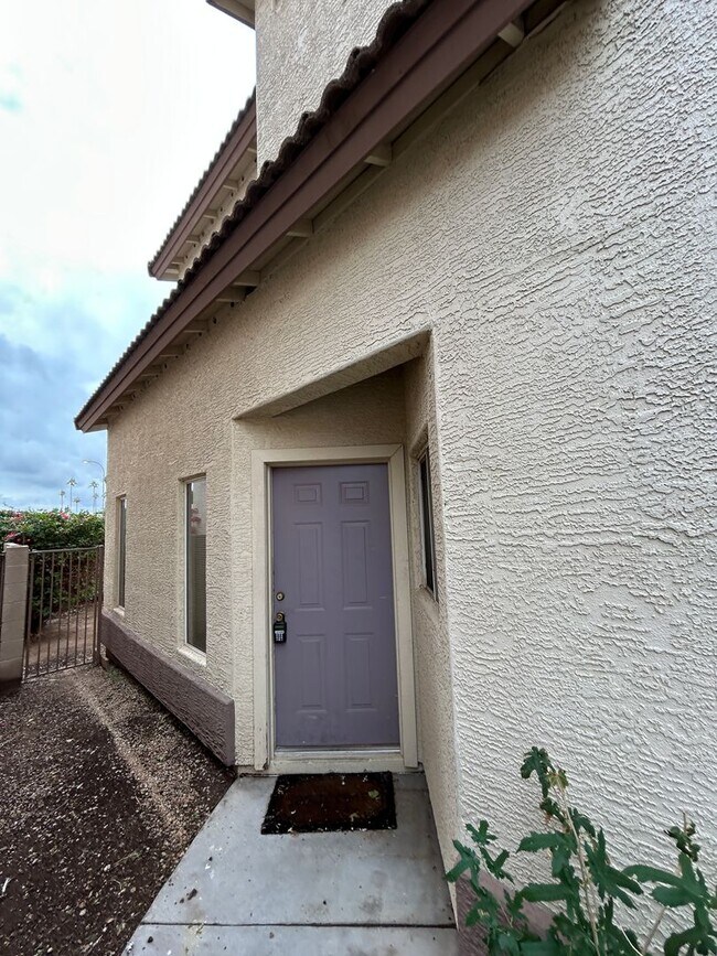 Foto del edificio - 3 Bedroom 2 1/2 Bathroom Freshly painted & carpet, Close to Grand Canyon University