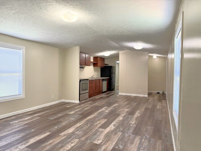 Building Photo - Louisville 37777 - 3 bedroom, 2 bath home ...
