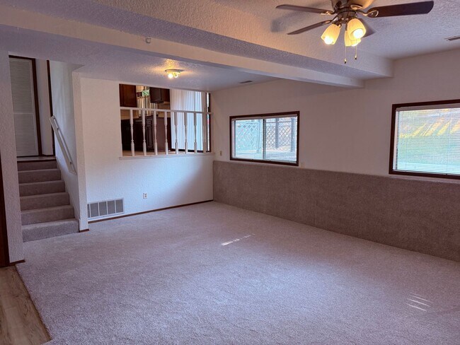 Foto del edificio - Large 3 BR 2.5 Bath Fenced Yard New Carpet...