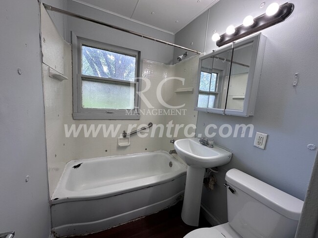 Building Photo - 1012 Giddings-