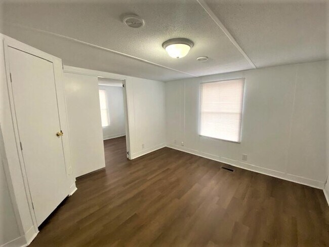 Building Photo - Matthews - 100% Remodeled, 2 Bedroom Home!