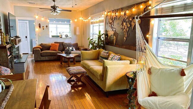 Living room - 117 W Flora St